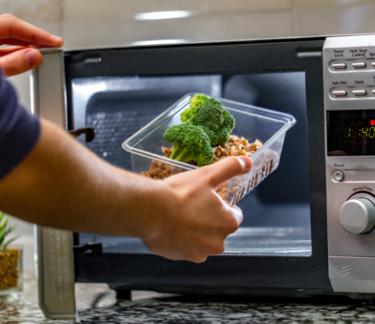JESTE LI ZNALI DA MIKROVALNA NE SLUŽI SAMO ZA GRIJANJE HRANE: Možete je iskoristiti za ovih 7 stvari, probajte!