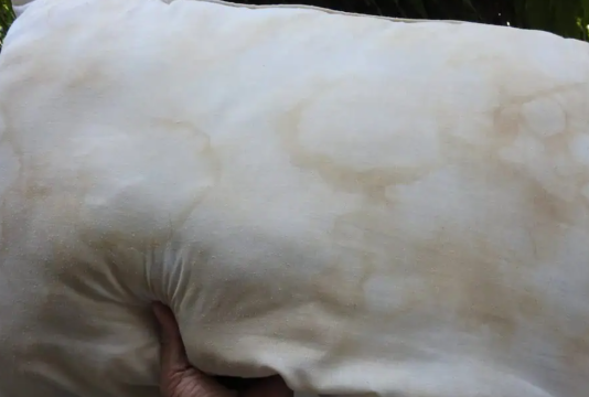 Savršen TRIK moje svekrve za uklanjanje ŽUTE mrlje sa jastuka? Kao iz prodavnice!