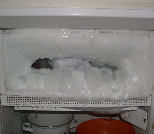 Jedan mali uređaj iz kupatila otapa led iz frižidera za svega 10 minuta. Jeste li već probali ovaj neobičan trik?