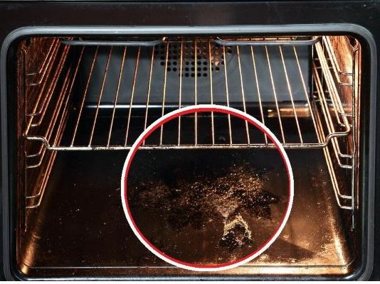 Ubacite ovu smesu u rernu i sutradan ćete samo pokupiti masnoću: Trik za BLISTAV ŠPORET bez ribanja fleka