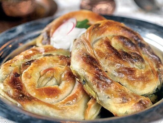 EVO KAKO SE SPREMA PRAVI BOSANSKI BUREK: Naučite da pravite najukusniju pitu korak po korak – USPIJEVA SVIMA