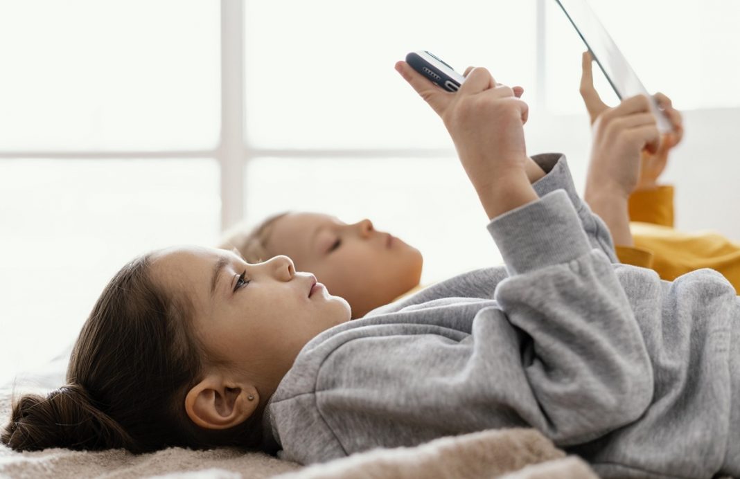 djeca-telefon-1729340482