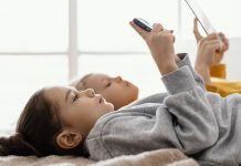 Moje dete ima 12 godina i ZAVISNO JE OD TELEFONA, po ceo dan gleda besmislene rilsove i igrice. To me izluđuje, kako da se reši ove zavisnosti?