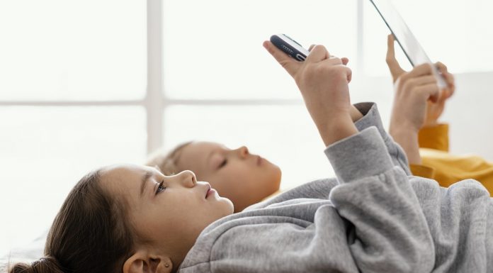 Moje dete ima 12 godina i ZAVISNO JE OD TELEFONA, po ceo dan gleda besmislene rilsove i igrice. To me izluđuje, kako da se reši ove zavisnosti?