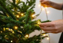 Kako da veštačka jelka izgleda raskošno uz trik od 100 dinara: Za Novu godinu ne kupujte ukrase, samo ovu traku