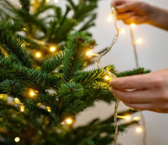 Kako da veštačka jelka izgleda raskošno uz trik od 100 dinara: Za Novu godinu ne kupujte ukrase, samo ovu traku