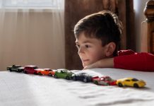 8 neuobičajenih znakova autizma kod dece: Psiholog otkriva kada treba da vam se “upali alarm”