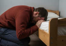 Otac je pretukao sina jer mu je nestalo 50 evra iz novčanika: Ujutru je našao te pare pored svog kreveta uz poruku koja ga je slomila za ceo život.