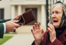 Starica je našla novčanik pun para i vratila ga, iako nije imala za lekove: Vlasnik ju je optužio da je uzela deo, a onda je ušao u njenu kuću i video prazan frižider.