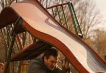 Kad se tobogan srušio, svi su zaledili od straha. Ali jedan muškarac je jednostavno napravio korak naprijed.