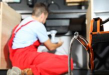 Jednu stvar nikako ne smete da SIPATE U SUDOPERU: Ovo svi radimo svakodnevno, a uništava cevi