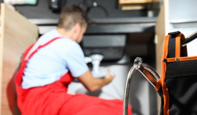 Jednu stvar nikako ne smete da SIPATE U SUDOPERU: Ovo svi radimo svakodnevno, a uništava cevi