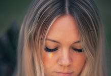 Vjerovala sam mu tri godine — onda sam otvorila vrata hotelske sobe