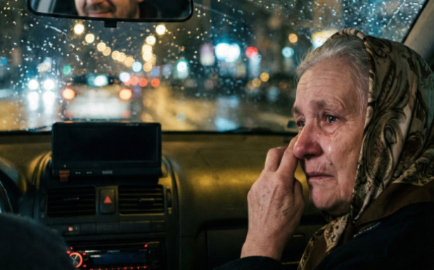 Taksista vozio baku u dom besplatno: Nakon njene smrti dobio je pismo koje ga je šokiralo