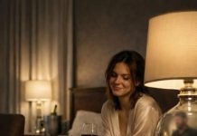 Supruga je otišla na trodnevno službeno putovanje i prije spavanja poslala mužu fotografiju u kućnom ogrtaču. Kad je muž vidio fotografiju, odmah je podnio zahtjev za razvod — zbog samo jednog sitnog detalja 😢