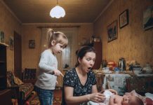 Moja šestogodišnja kćerka pomagala mi je da presvučem pelenu mojoj novorođenoj nećakinji. Odjednom je tiho upitala: „Mama, pogledaj… šta je ovo?“ Sagnula sam se niže i zaledila sam se… 😲😲😲