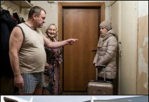 Svekrva mi je izbacila kofer pred vrata: „Baba bez deteta nam nije potrebna!“ Muž je tiho stavio dokumente za razvod na sto. Četiri godine kasnije izašla sam iz privatnog aviona sa sinom u rukama. Njihova lica su trebalo da se vide… 😲😲😲