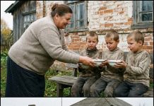 Siromašna baka je nahranila beskućnu trojicu blizanaca, a nekoliko godina kasnije, do nje su došli tri Lamborghini. Ono što se dogodilo dalje, zaprepastilo je sve… 😲😲😲