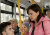 U autobusu je žena sa dvoje dece napravila skandal i zahtevala da joj mladi momak ustupi svoje mesto, ali je odjednom momak uradio nešto od čega su svi putnici zanemeli😨😢