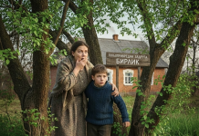 Svako jutro sam sa sinom ispraćala muža na stanicu. Ali tog dana, na putu kući, petogodišnji sin iznenada šapnu: „Mama, ne smijemo ići kući…“ „Zašto?“ Duboko je uzdahnuo: „Čuo sam kako je tata noću govorio… o nama.“ Sakrili smo se i počeli posmatrati kuću. Ono što smo vidjeli ostavilo nas je bez riječi… 😲😲😲