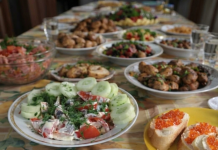 “Skuhala sam ručak, a muž je rekao da mu se gadi… tek kad sam oprala suđe, našla sam poruku ispod tanjira.”