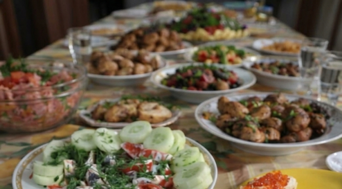 “Skuhala sam ručak, a muž je rekao da mu se gadi… tek kad sam oprala suđe, našla sam poruku ispod tanjira.”