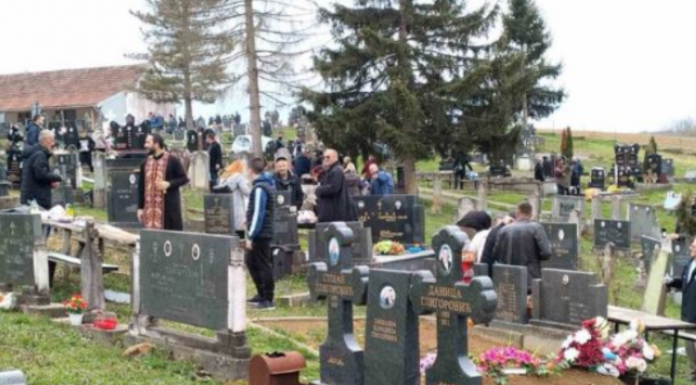 Pokojnika u Rogoznici spustili na zemlju, kada su svi očekivali popov glas, začulo se nešto jezivo: Svi su gutali suze i knedle u grlu