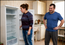 „Sve namirnice iz našeg frižidera odvezao sam mami. Ionako ti je danas plata!“ — ponosno je izjavio muž. Pogledala sam to nezaposleno stvorenje i poslala jednu poruku svekrvi. Ona se istog trenutka zagrcnula kobasicom… 😲😲😲