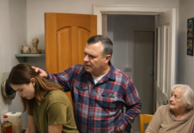 Bez upozorenja sam otišla kod kćeri i vidjela kako je muž i svekrvu zlostavljaju, a ona je stajala drhteći od straha: Obavila sam samo jedan telefonski poziv – a nekoliko minuta kasnije u kuću je ušla osoba koje su se najviše bojali 😯😱