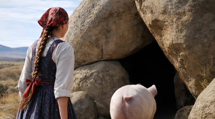 Farmerova kćer odlučila je pratiti svinju, koja se u zadnje vrijeme čudno ponaša: svinja ju je odvela do stare stijene i počela žestoko kopati zemlju 😱 Ono što je djevojka tamo pronašla šokiralo je cijeli grad. 😨