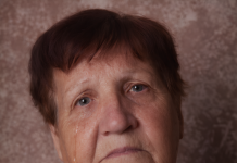 Moj sin me odveo u psihijatrijsku kliniku, nadajući se da će brzo preuzeti nasljedstvo. Ali uspio sam nagovoriti medicinsku sestru da mi da telefon i napravio sam samo jedan poziv. Već sljedeći dan, taj gad gorko je požalio zbog svog postupka 😐