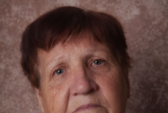 Moj sin me odveo u psihijatrijsku kliniku, nadajući se da će brzo preuzeti nasljedstvo. Ali uspio sam nagovoriti medicinsku sestru da mi da telefon i napravio sam samo jedan poziv. Već sljedeći dan, taj gad gorko je požalio zbog svog postupka 😐