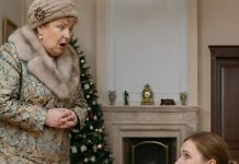 Godinama sam radila u inostranstvu, a kada sam se vratila u kuću koju sam dala svojoj kćeri, vidjela sam je kako briše pod u uniformi sobarice. Ono što sam uradila da naučim lekciju porodici svog zeta šokiralo je sve… ☹️😮😟😨