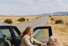 Žena, pokušavajući da se oslobodi svoje majke, ostavila ju je na ivici puta i jednostavno otišla; ali kćerka nije mogla ni da zamisli šta će se uskoro desiti 😱 😮