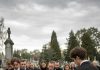 Na sprovodu mlade žene, četiri snažna muškarca mučili su se nositi njezin lijes — bio je nevjerojatno težak. U jednom trenutku gotovo su ga ispustili. Zabrinuti suprug zahtijevao je da otvore poklopac, a ono što su vidjeli unutra ostavilo je sve prisutne ukočene od užasa.