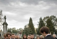 Na sprovodu mlade žene, četiri snažna muškarca mučili su se nositi njezin lijes — bio je nevjerojatno težak. U jednom trenutku gotovo su ga ispustili. Zabrinuti suprug zahtijevao je da otvore poklopac, a ono što su vidjeli unutra ostavilo je sve prisutne ukočene od užasa.