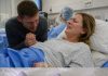 Moja supruga je umrla na dan kada su se rodile naše trojke – a onda je, na njihov deseti rođendan, stigla kutija s potpisom “S ljubavlju, mama”.