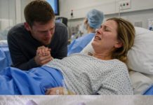 Moja supruga je umrla na dan kada su se rodile naše trojke – a onda je, na njihov deseti rođendan, stigla kutija s potpisom “S ljubavlju, mama”.