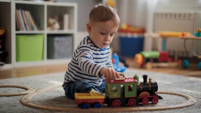 RANI ZNACI AUTIZMA KOJE RODITELJI ČESTO ZANEMARUJU: Prvi simptomi vide se već pri odlasku na spavanje i tokom obroka - featured image RANI ZNACI AUTIZMA KOJE RODITELJI ČESTO ZANEMARUJU: Prvi simptomi vide se već pri odlasku na spavanje i tokom obroka - featured image