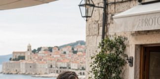 Snobovska gošća bacila je juhu u lice mladoj konobarici i nazvala je običnom sirotinjom, ali muškarac koji je stao pred vrata restorana znao je tajnu zbog koje joj je luksuzni odmor završio istog dana - featured image