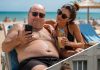 Dok je supruga nosila teške vrećice kući i brinula se o djeci, muž se s ljubavnicom bezbrižno odmarao na plaži; ali odmor je završio u trenutku kada je na njegov telefon stigla poruka s fotografijama i on se sledio od užasa 😨😱