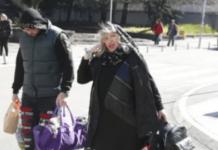 Pala na najniže grane, a do nedavno punila dvorane! Pjevačica (71) skuplja sve što nađe pored kontejnera