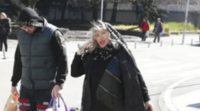 Pala na najniže grane, a do nedavno punila dvorane! Pjevačica (71) skuplja sve što nađe pored kontejnera