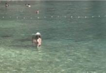 “Ovo je kraj svijeta” Žena snimljena u Crnoj Gori kako USRED MORA RADI OVO i internet je doslovno eksplodirao