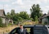 Iz crnog automobila izašao je muškarac, a tišinu je prekinulo jedno pitanje: „Da li je on moj sin?”