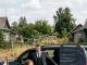Iz crnog automobila izašao je muškarac, a tišinu je prekinulo jedno pitanje: „Da li je on moj sin?”