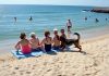 Prijateljice su se odmarale na plaži kada je do njih dotrčao pas i počeo glasno da laje: odjednom je jedna od žena prebledela pažljivo pogledavši pseće krzno 😨😱