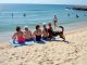Prijateljice su se odmarale na plaži kada je do njih dotrčao pas i počeo glasno da laje: odjednom je jedna od žena prebledela pažljivo pogledavši pseće krzno 😨😱